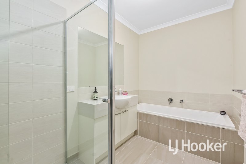 Photo - 58 Highmount Drive, Hampton Park VIC 3976 - Image 12