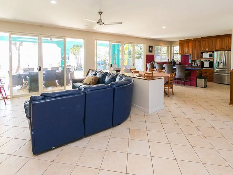 Photo - 58 Kingfisher Pde , Toogoom QLD 4655 - Image 6