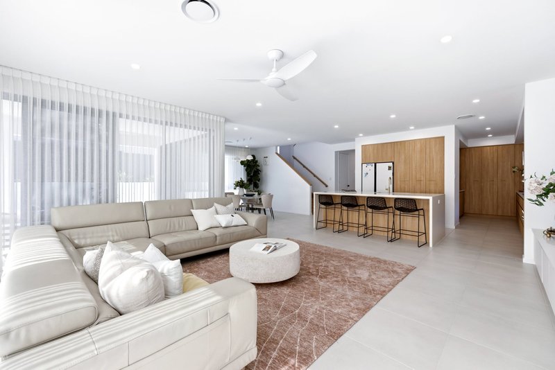 Photo - 58 Linacre Crescent, Carindale QLD 4152 - Image 2