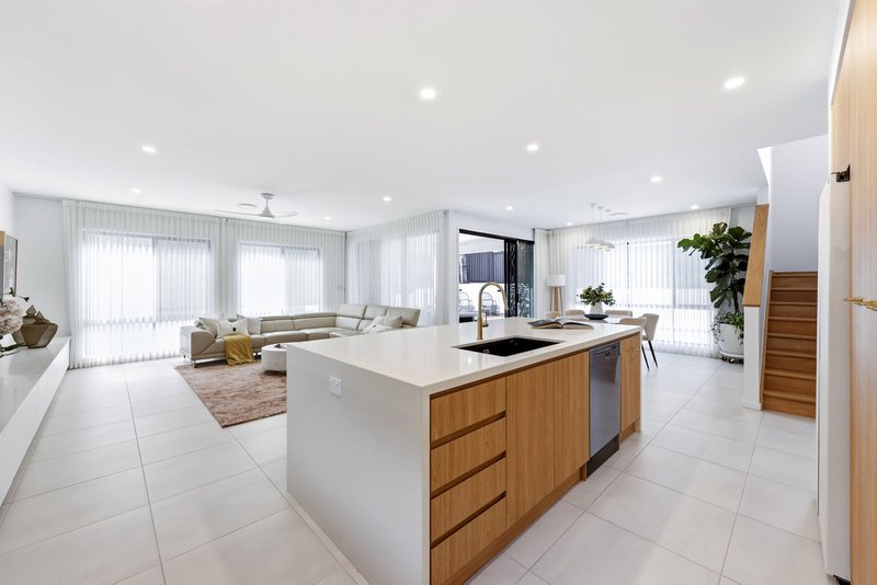 Photo - 58 Linacre Crescent, Carindale QLD 4152 - Image 9