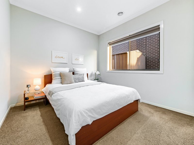 Photo - 58 Mickleham Drive, Cranbourne North VIC 3977 - Image 13