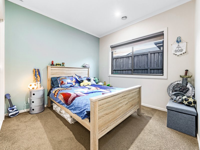 Photo - 58 Mickleham Drive, Cranbourne North VIC 3977 - Image 15