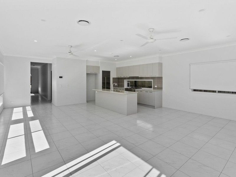 Photo - 58 Montgomery Circuit, Pallara QLD 4110 - Image 2