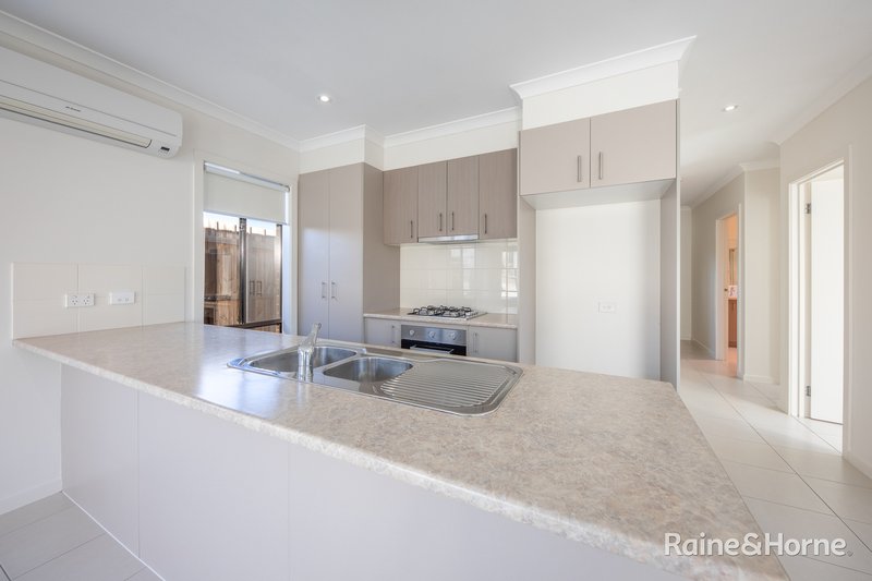 Photo - 5/8 Pads Way, Sunbury VIC 3429 - Image 4