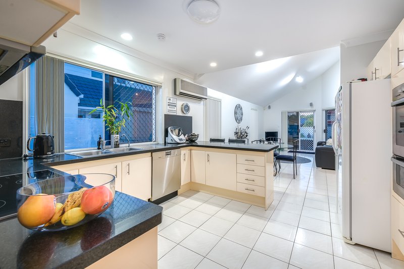 Photo - 58 Pebble Beach Drive, Runaway Bay QLD 4216 - Image 17