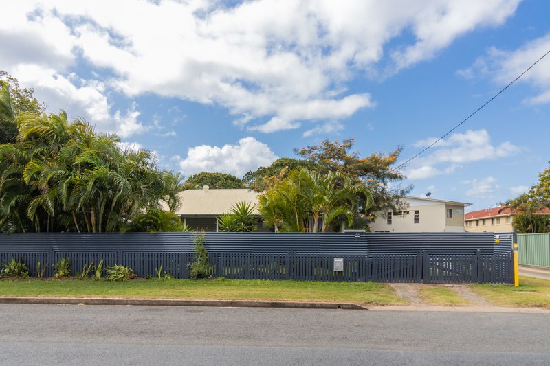 Photo - 58 Shell Street, Urangan QLD 4655 - Image 3