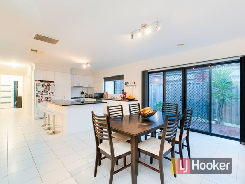 Photo - 58 Sussex Avenue, Cranbourne North VIC 3977 - Image 6