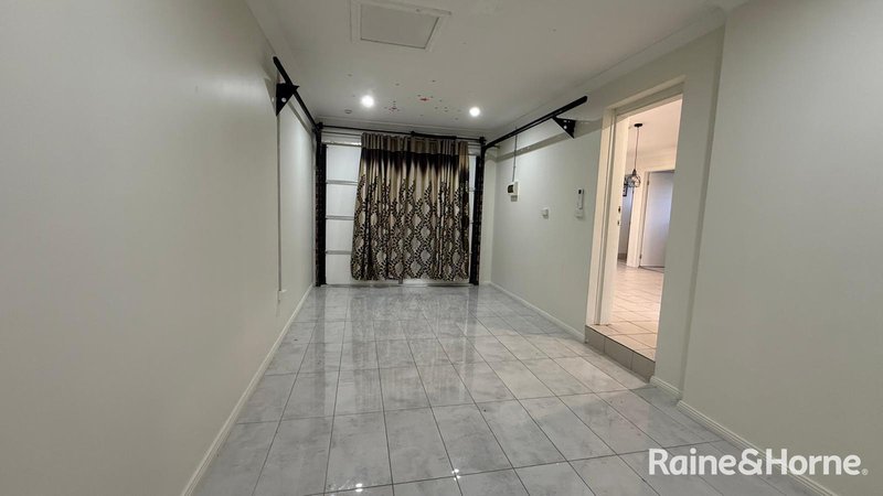 Photo - 5/9-11 Fourth Avenue, Macquarie Fields NSW 2564 - Image 2