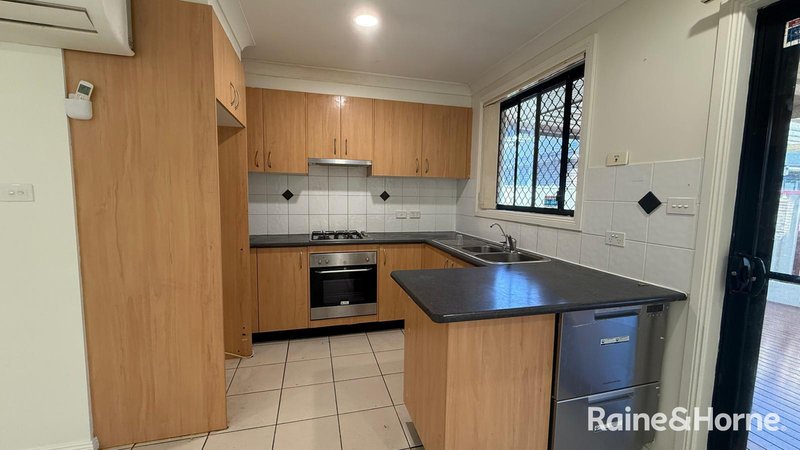 Photo - 5/9-11 Fourth Avenue, Macquarie Fields NSW 2564 - Image 3