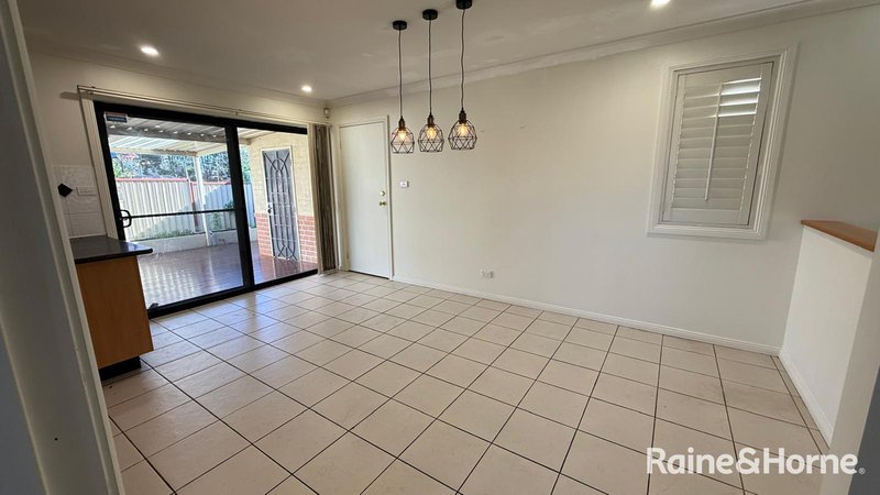 Photo - 5/9-11 Fourth Avenue, Macquarie Fields NSW 2564 - Image 5