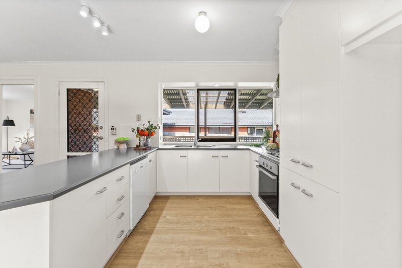 Photo - 59 Avebury Drive, Berwick VIC 3806 - Image 4