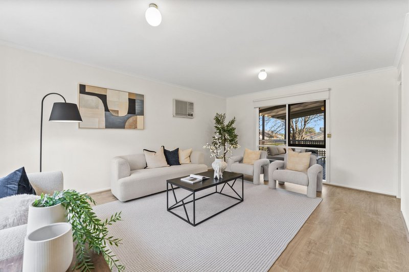 Photo - 59 Avebury Drive, Berwick VIC 3806 - Image 5
