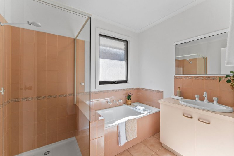 Photo - 59 Avebury Drive, Berwick VIC 3806 - Image 11