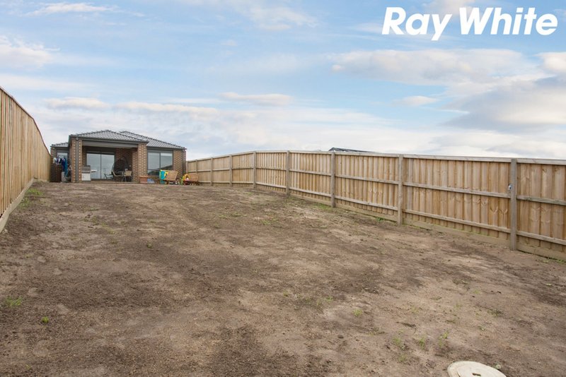 Photo - 59 Belmont Crescent, Pakenham VIC 3810 - Image 13