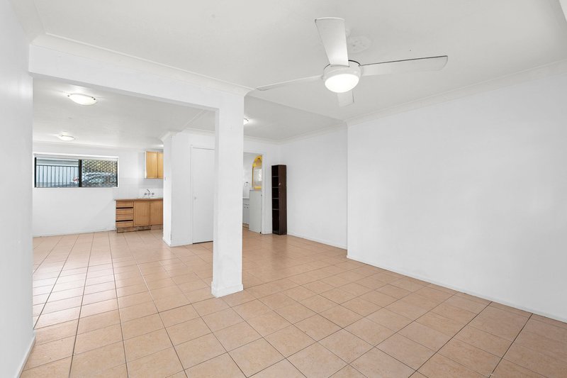 Photo - 5/9 Clayton Street, Labrador QLD 4215 - Image 2