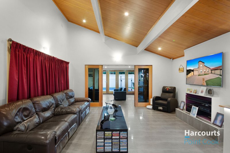 Photo - 59 Hall Avenue, Altona Meadows VIC 3028 - Image 11