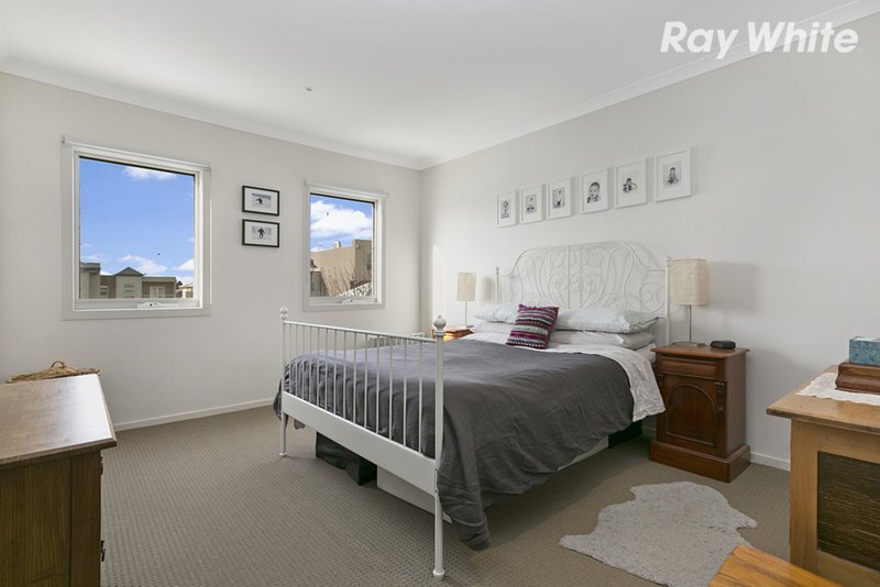 Photo - 59 Lakeside Boulevard, Pakenham VIC 3810 - Image 8