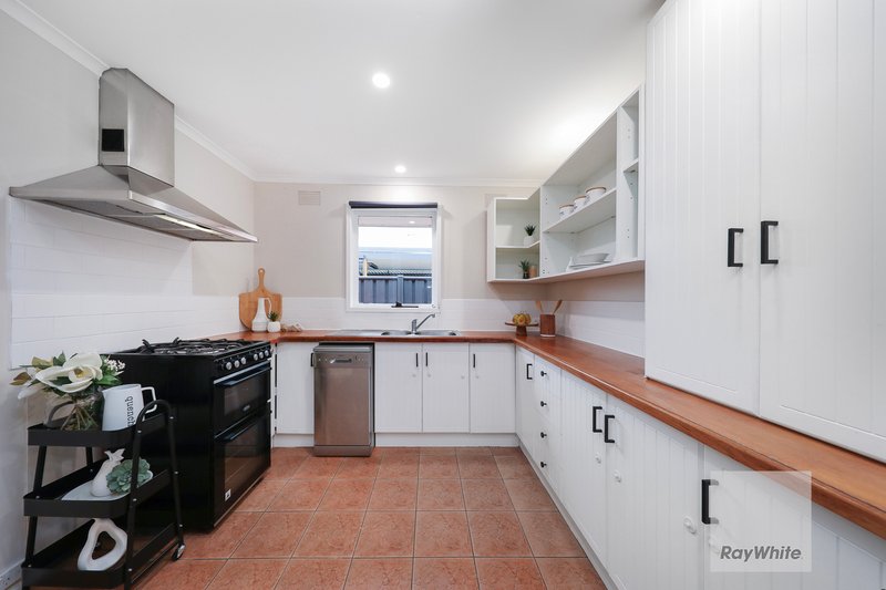 Photo - 59 Lenoak Street, Gladstone Park VIC 3043 - Image 9