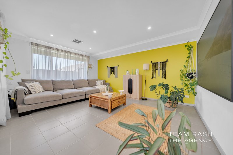 Photo - 59 Leschenault Loop, Banksia Grove WA 6031 - Image 17