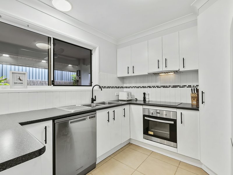 Photo - 5/9 Third Avenue, Bongaree QLD 4507 - Image 9