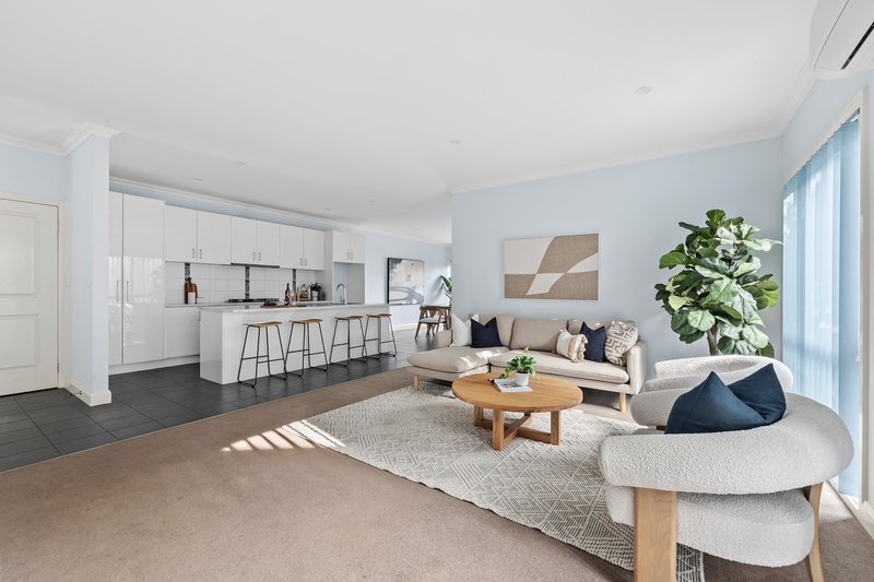 Photo - 5A Batman Walk, Greensborough VIC 3088 - Image 2