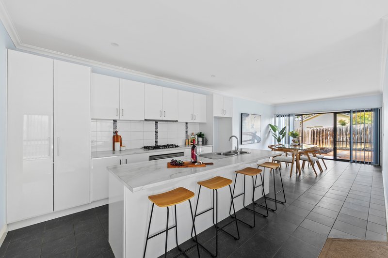 Photo - 5A Batman Walk, Greensborough VIC 3088 - Image 4