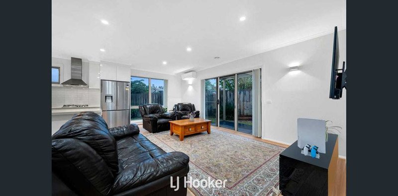 Photo - 5A Dianna Court, Hampton Park VIC 3976 - Image 3