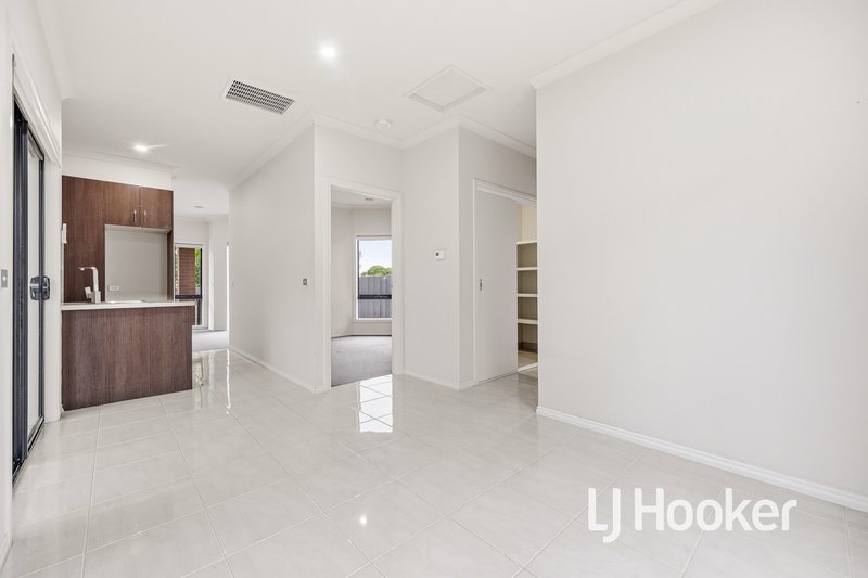 Photo - 5A Strong Drive, Hampton Park VIC 3976 - Image 3