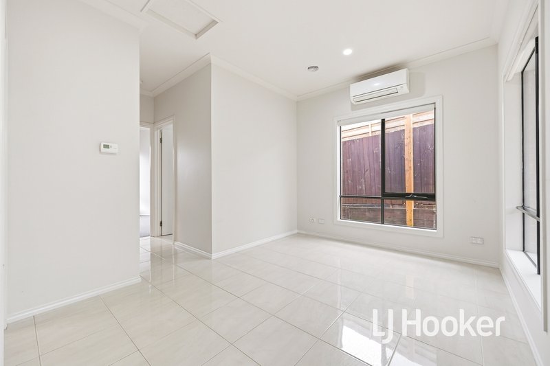 Photo - 5A Strong Drive, Hampton Park VIC 3976 - Image 6