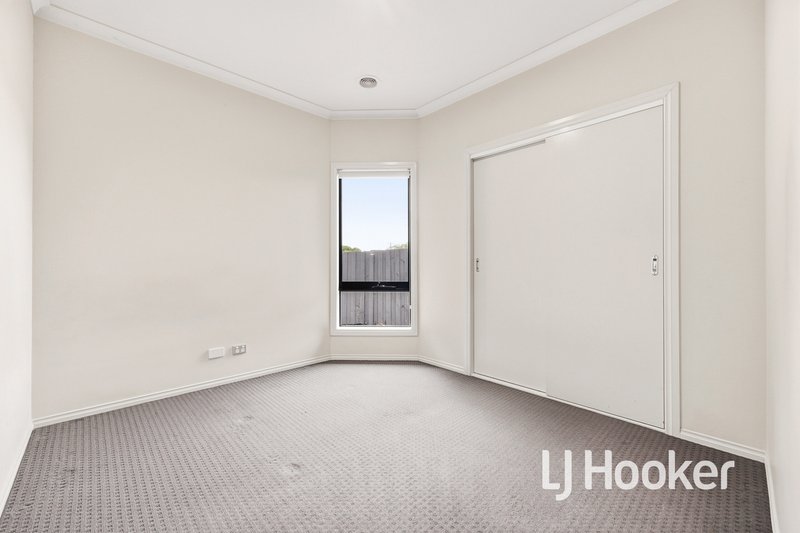 Photo - 5A Strong Drive, Hampton Park VIC 3976 - Image 8