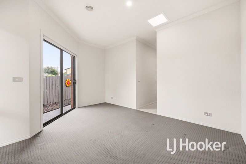 Photo - 5A Strong Drive, Hampton Park VIC 3976 - Image 9