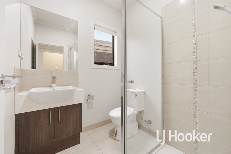 Photo - 5A Strong Drive, Hampton Park VIC 3976 - Image 10