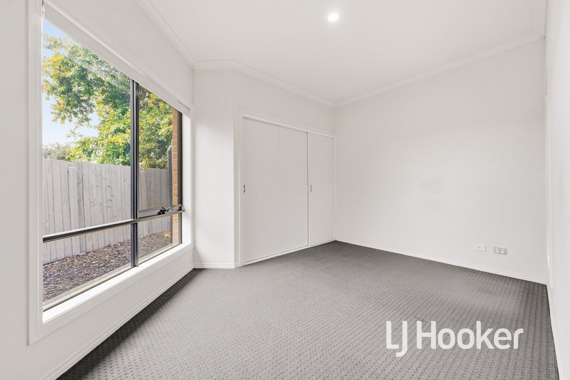 Photo - 5A Strong Drive, Hampton Park VIC 3976 - Image 11