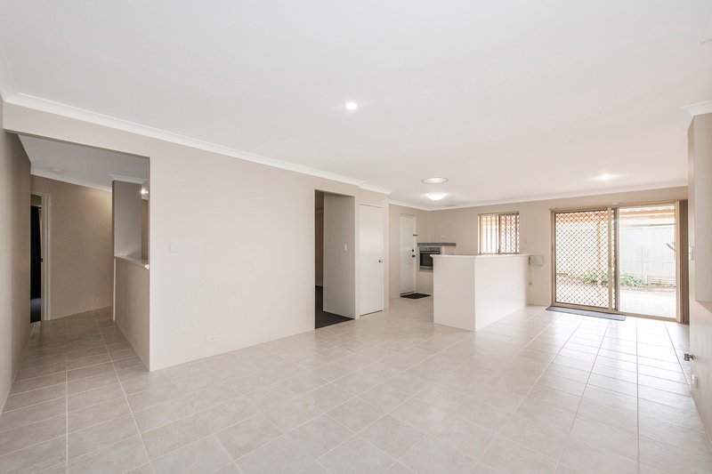 Photo - 6 Adare Place, Coodanup WA 6210 - Image 3