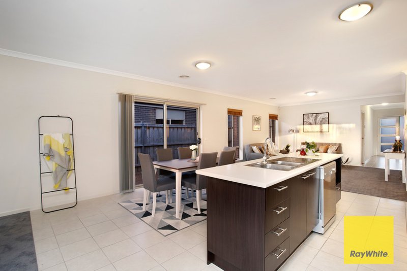 Photo - 6 Airfield Grove, Point Cook VIC 3030 - Image 6