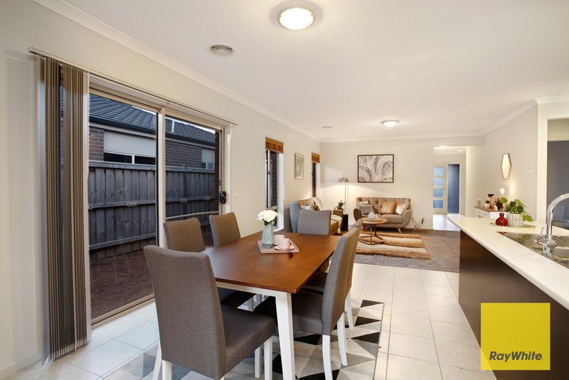 Photo - 6 Airfield Grove, Point Cook VIC 3030 - Image 8