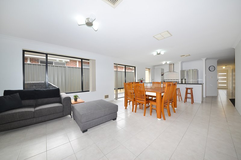 Photo - 6 Astrolux Court, Banksia Grove WA 6031 - Image 16