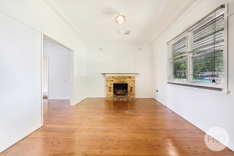 Photo - 6 Baird Crescent, Tamworth NSW 2340 - Image 2