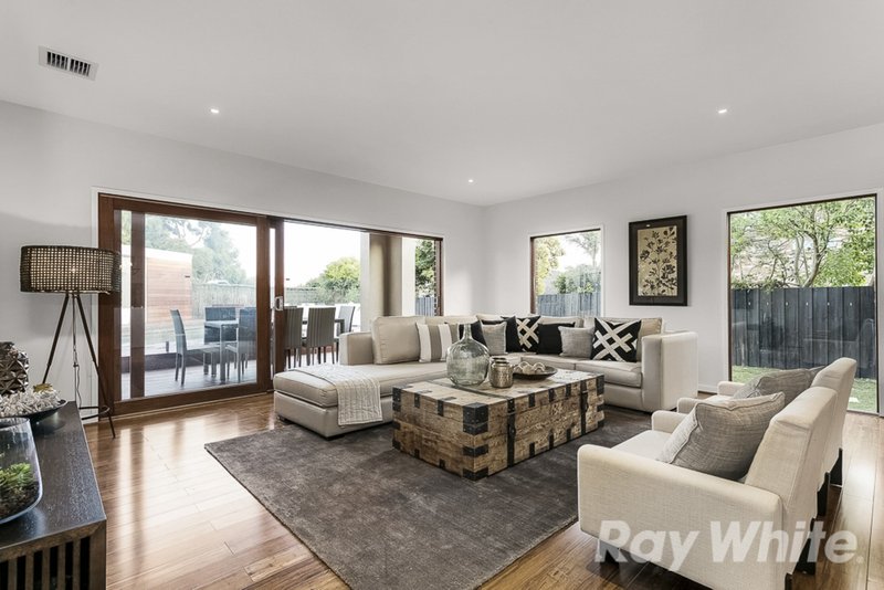 Photo - 6 Balfour Court, Glen Waverley VIC 3150 - Image 4