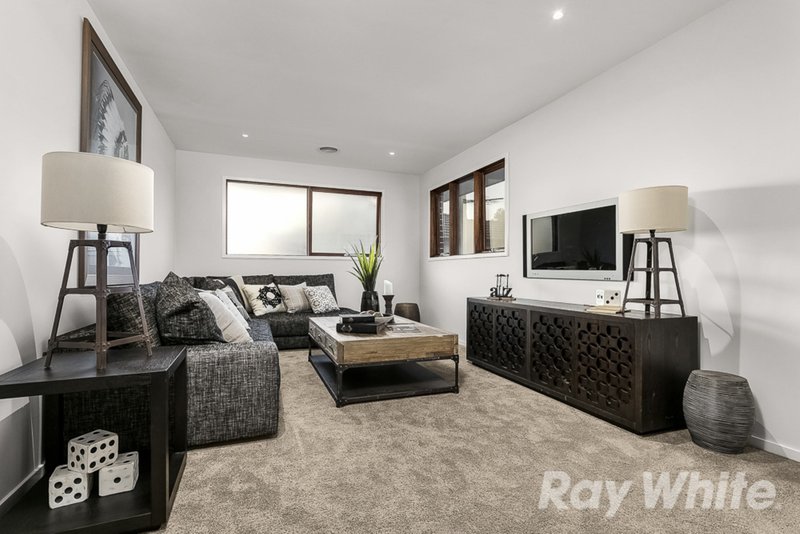 Photo - 6 Balfour Court, Glen Waverley VIC 3150 - Image 9