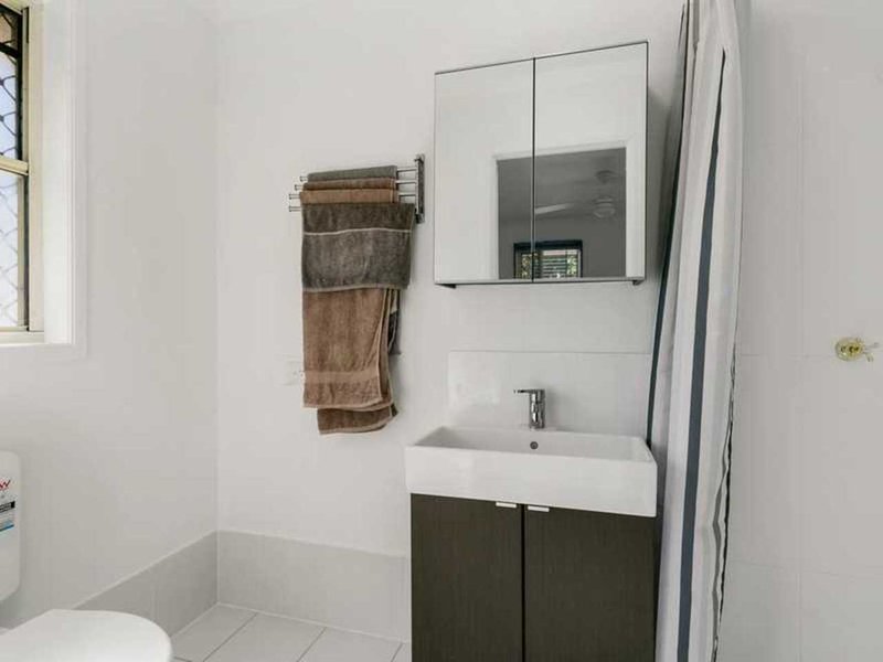 Photo - 6 Bards Ct , Nerang QLD 4211 - Image 5