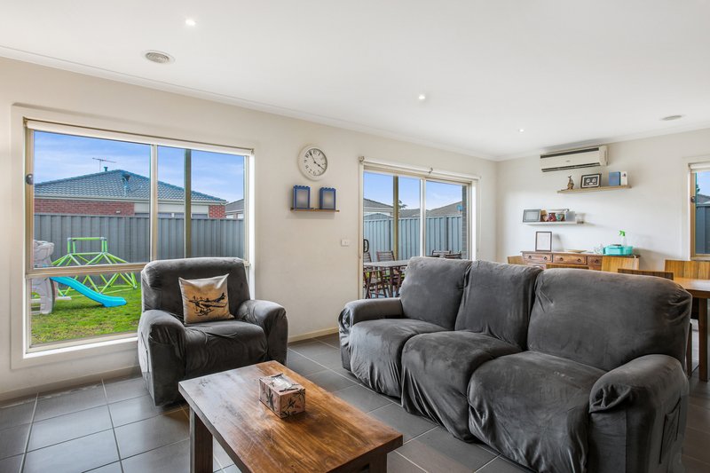 Photo - 6 Beech Street, Pakenham VIC 3810 - Image 5