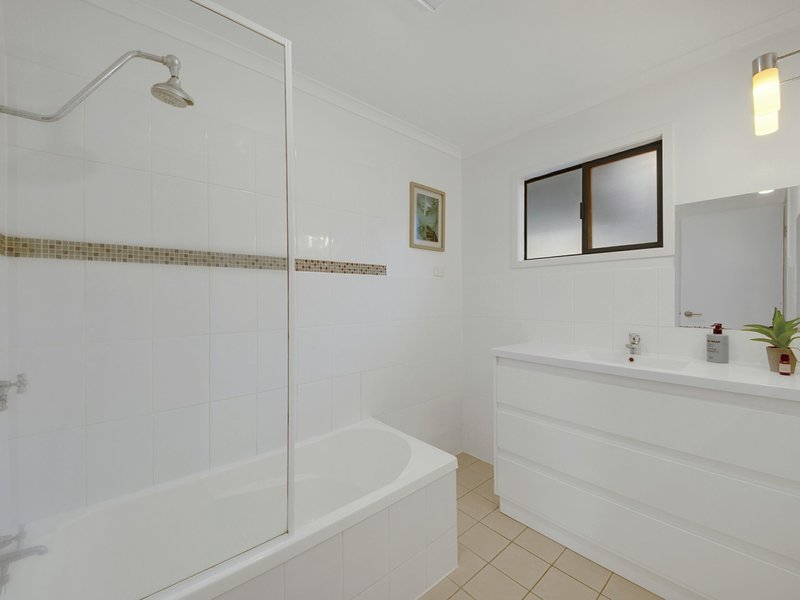 Photo - 6 Bellmere Court, Boyne Island QLD 4680 - Image 6