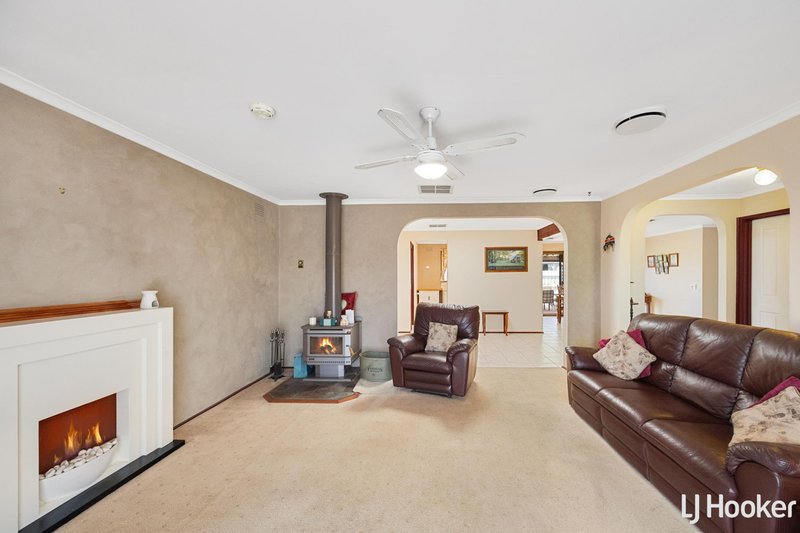 Photo - 6 Bishop Place, Melton West VIC 3337 - Image 5