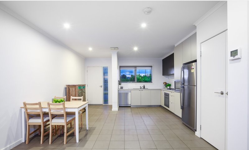 Photo - 6 Bloom Avenue, Wantirna South VIC 3152 - Image 2