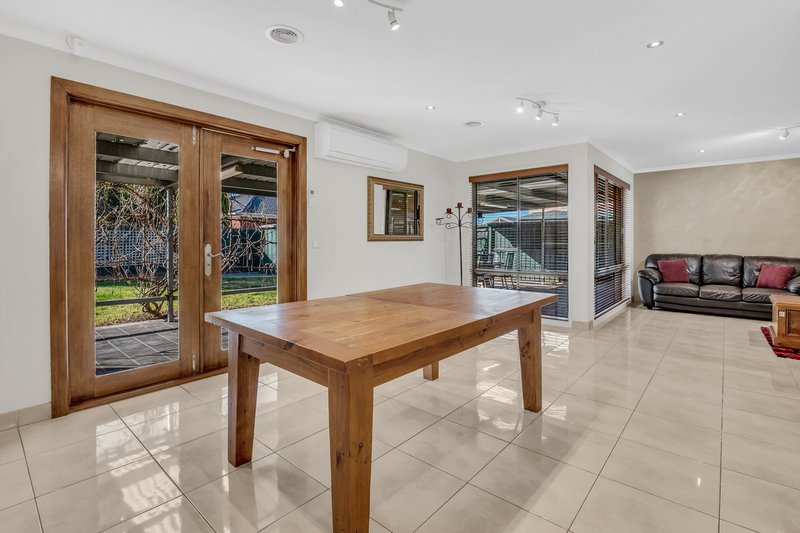 Photo - 6 Bonney Place, Roxburgh Park VIC 3064 - Image 5