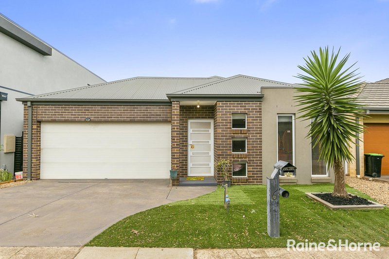 6 Braeside Walk, Caroline Springs VIC 3023