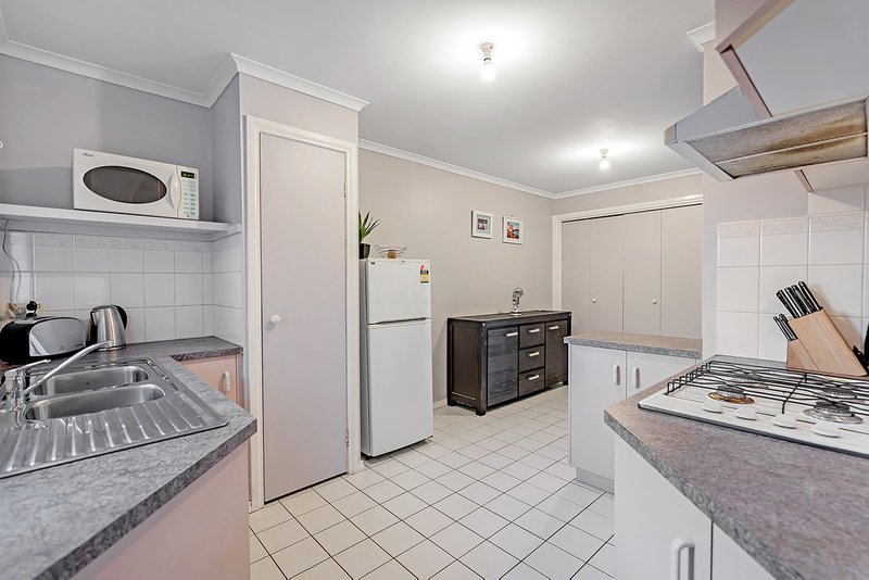 Photo - 6 Brecon Nook, Craigieburn VIC 3064 - Image 5