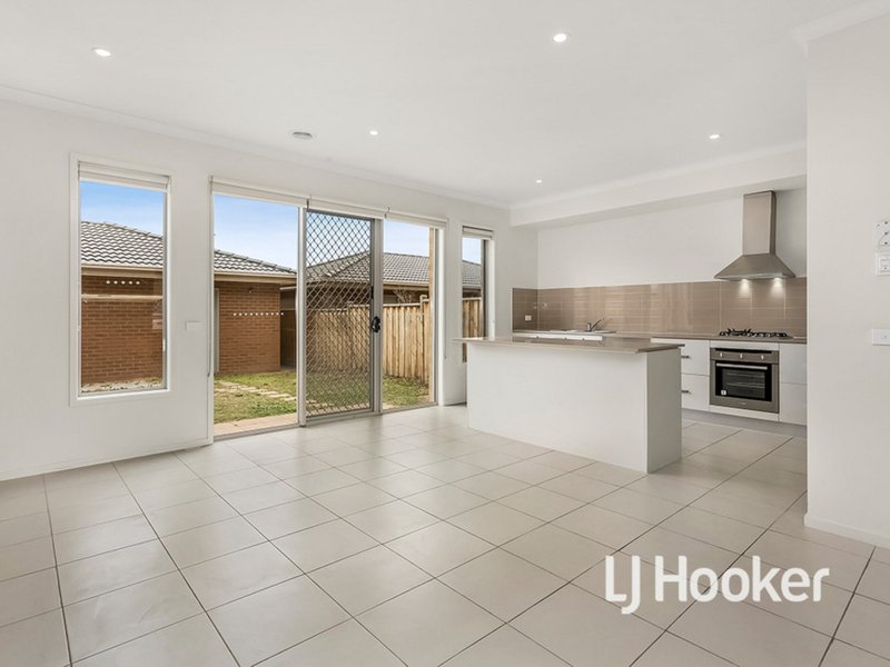 Photo - 6 Broadbeach Circuit, Sanctuary Lakes VIC 3030 - Image 4