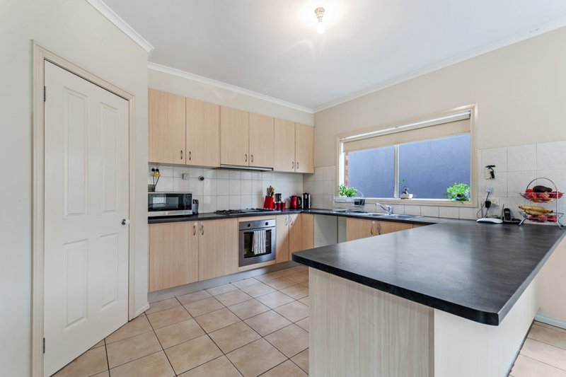 Photo - 6 Broadway , Caroline Springs VIC 3023 - Image 7